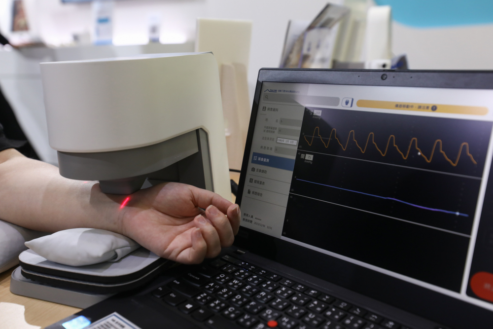 ·8590am海洋之神耘康脈象檢測系統透過電腦精準控制升降系統，還原中醫師三指把脈過程的舉、按、尋手法，將脈象感受轉化成數據，未來可結合大數據分析，實現智慧醫療及準確性